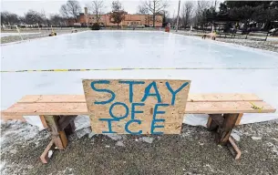  ?? PHOTOS BY BARRY GRAY THE HAMILTON SPECTATOR ?? A message to potential skaters at one of the outdoor rinks in Churchill Park in west Hamilton.