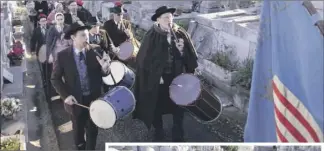  ??  ?? Beaucoup de fidèles hier pour la Marche de l’Académie dans les allées du Grand Jas où repose Victor Tuby.
(Photo Gilles Traverso)