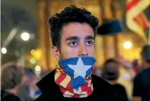  ?? PHOTO: REUTERS ?? A man watches a session of the Catalonian regional parliament on a giant screen at a pro-independen­ce rally in Barcelona.