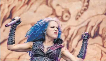  ?? FOTO: DRESCHER ?? Alissa White-Gluz von Arch Enemy beweist, dass harte Klänge nicht den Männern vorbehalte­n sind.