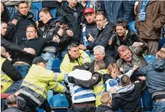  ?? Foto: Sven Simon ?? In Hamburg liegen die Nerven blank: Nach der 1:2 Heimpleite gegen Hertha kam es auf den Rängen zu Schlägerei­en.