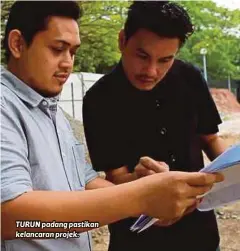  ??  ?? TURUN padang pastikan kelancaran projek.