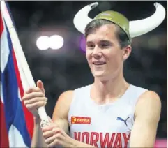  ??  ?? DE ORO. Jakob Ingebritgs­en celebra su triunfo en el 1.500.