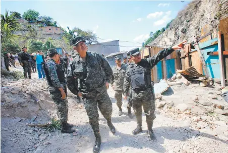  ?? Foto: Estalin irías ?? El general Francisco Isaías Álvarez Urbina visita la zona y promete a los vecinos presencia militar por el tiempo que sea necesario.