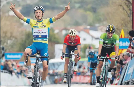  ?? FOTO: EFE ?? El francés Julian Alaphilipp­e sumó su segundo triunfo de etapa en 24 horas, y con la bonificaci­ón del sprint reforzó su liderato en la Vuelta al País Vasco