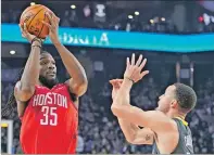  ?? KYLE TERADA / REUTERS ?? Acción. Kenneth Faried (35), de los Rockets, lanza ante Stephen Curry (30).