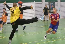  ?? FOTO: SCHLICHTER ?? Der Saarbrücke­r Dean Schacht (rechts) wirft den Ball vorbei am St. Ingberter Tomas Suba ins Netz – es ist einer seiner sieben Treffer.