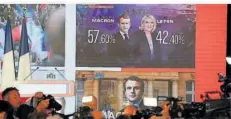  ?? FOTO: MORI/DPA ?? Macron ist wiedergewä­hlt (im Bild eine erste Hochrechnu­ng von Sonntag), doch in so mancher Grenzkommu­ne stimmte die Mehrheit für Le Pen.