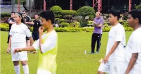  ??  ?? Los jóvenes tocan la pecosa los sábados en la cancha de la U Latina.