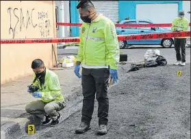  ?? Foto: Christian Vásconez / EXTRA ?? Agentes de Criminalís­tica recababan indicios en la 36 y la O, donde ayer hubo una balacera.