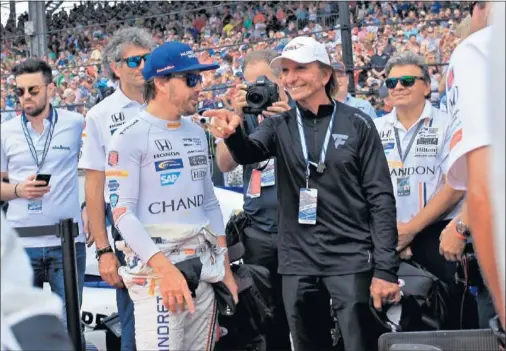  ??  ?? CHARLA. Emerson Fittipaldi saludó a Fernando Alonso el pasado domingo minutos antes de comenzar la carrera de Indianápol­is.