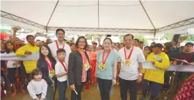  ??  ?? RIBBON CUTTING. Gaisano Saversmart officials and their family pose after cutting the ribbon at the newest Saversmart store in Cebu.