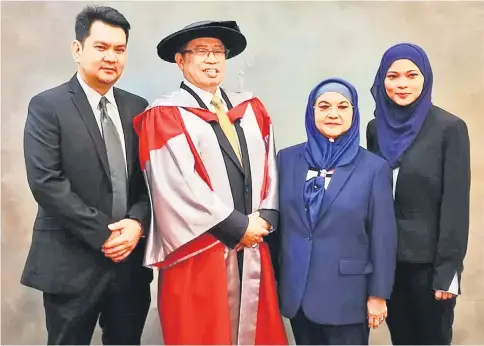  ??  ?? Abang Johari (second left) with Jumaani (second right), their daughter Dayang Norjihan and son-in-law Bouteflika Ahmad before receiving the honorary doctorate.