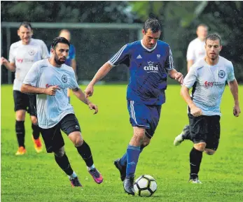  ?? FOTO: MAS ?? Mit einem 7:0 über Berghülen (hier am Ball) sicherte sich Blaubeuren (in Weiß) den Relegation­splatz.