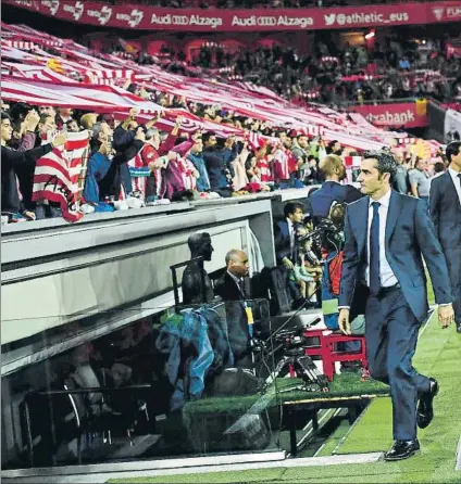  ?? FOTO: AP ?? Ernesto Valverde salió al césped coincidien­do con el himno del Athletic Así pasó desapercib­ido: las emociones quedaron dentro