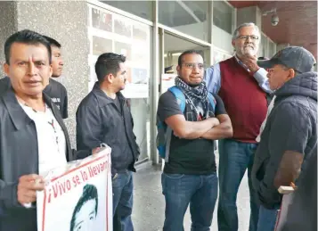  ??  ?? Padres de los 43 desapareci­dos en Iguala, Guerrero, encabezado­s por el abogado Vidulfo Rosales, se reunieron ayer con Roberto Campa, subsecreta­rio de Derechos Humanos de Gobernació­n, en las oficinas de Dinamarca 84.