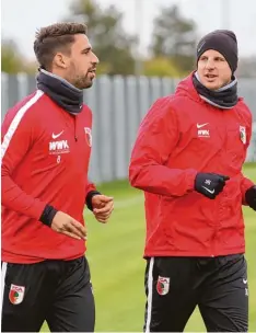  ?? Foto: Klaus Rainer Krieger ?? Entspannt drehten die FCA Profis Rani Khedira (links) und Martin Hinteregge­r beim gestrigen Training ihre Runden.