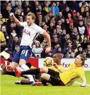  ??  ?? Sebastian Prödl zeigt, wie man Englands Superstar Harry Kane stoppt.