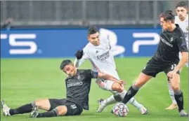  ?? AFP ?? Real Madrid's Casemiro (C) vies for the ball against Borussia Monchengla­dbach on Tuesday.