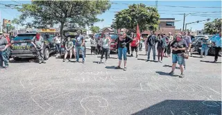  ??  ?? Several dozen people turn out for a Migrant Workers Alliance caravan in Niagara Saturday to call for permanent residency status for farm workers.