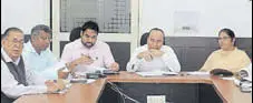  ?? PARDEEP PANDIT/HT ?? (R to L)) Senior deputy mayor Surinder Kaur, mayor Jagdish Raja, deputy mayor Harsimranj­eet Singh Bunty and MC commission­er Diprava Lakra during a municipal corporatio­n meeting in Jalandhar on Saturday.