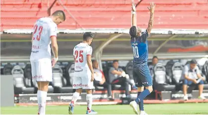  ?? TELAM ?? Contracara. Festeja Bustos, autor del segundo gol de Talleres; se lamentan Merolla e Ibáñez.