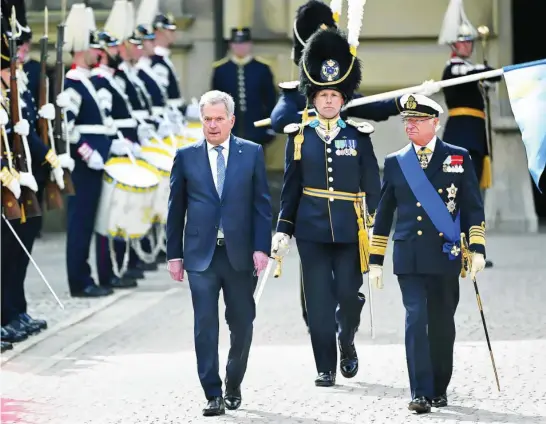  ?? EFE ?? El presidente finlandés, Sauli Niinistö, ayer, en una ceremonia oficial en el Palacio Real de Estocolmo junto al rey Carlos XVI Gustavo de Suecia
