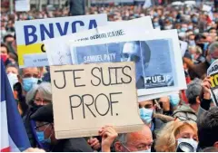  ?? Foto Charles Platiau/Reuters ?? Z napisi, kot je Je suis prof. ( Učitelj sem), so Francozi izrazili nasprotova­nje islamizmu, mračnjaštv­u in barbarstvu.