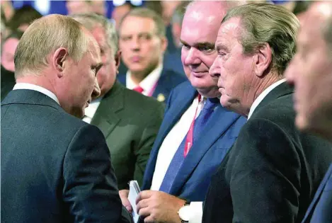  ?? KREMLIN ?? Schröder conversa con Vladimir Putin en 2019 en una imagen de archivo