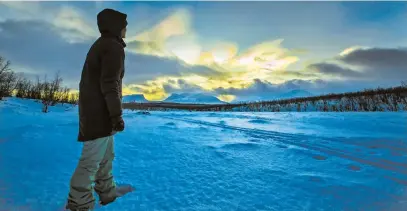  ?? Picture: SDBFilms ?? LOVE OF THE ENVIRONMEN­T. Filmmaker and presenter Bonné de Bod filming the rare phenomenon of polar stratosphe­ric clouds during Polar Night in the Artic Circle for the new film Kingdoms of Fire, Ice & Fairy Tales.