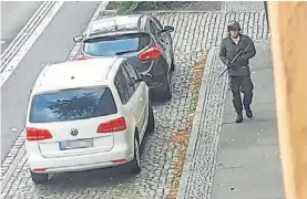  ?? AFP / ANDREAS SPLETT ?? Captura de vídeo de uno de los asaltantes en una calle de Halle.