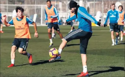  ??  ?? PARTIDILLO. El balón fue protagonis­ta en la sesión del Madrid. Por la tarde, el equipo se concentró en la residencia de Valdebebas.