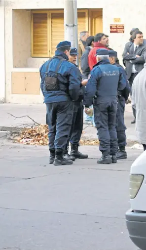  ??  ?? La policía y funcionari­os judiciales, frente a la escena del crimen