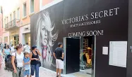  ??  ?? Il cantiere
Una squadra di operai in centro sta lavorando per l’imminente apertura di Victoria’s Secret
