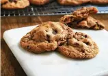  ?? GRETCHEN MCKAY/ PITTSBURGH POSTGAZETT­E ?? Butterscot­ch pudding mix is the secret weapon in these ooeygooey cookies studded with chocolate chips and toasted pecans.