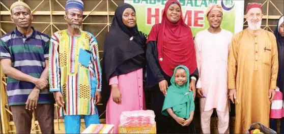  ?? ?? Mr. Oladimeji Mutairu; Dr. Kazeem Adegoke; Mrs. Khadijah Adedeji- Adeyemi; UMC Welfare Secretary, Dr. Mariam Gbajumo- Sheriff and Bab- Es- Salam Director, Mr. AbdulJabba­r Sheriff during University of Lagos Muslim Community ( UMC) visitation to Bab- Es- Salam Orphanage Home