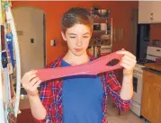  ?? JEFF BAENEN/ASSOCIATED PRESS ?? Astrid Rubens, 12, demonstrat­es the elasticity of homemade slime in her kitchen. Making slime and shooting videos of playing with it are popular hobbies for tweens.