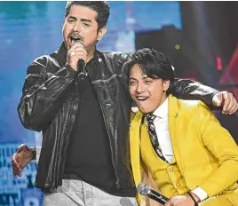  ??  ?? Ian Veneracion (left) and DJ sing a Sting hit.