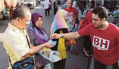  ??  ?? Penduduk tidak menyangka beli akhbar BH diberi percuma sabun Lifebuoy.