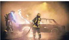  ?? RP-FOTO: ANDREAS ENDERMANN ?? 38 Feuerwehrl­eute übten am Samstag den Ernstfall in beiden Röhren des Werstener Tunnels.