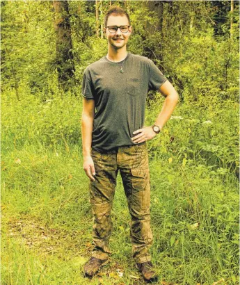  ?? FOTO: GEORG KLIEBHAN ?? Florian Hirts Lieblingsp­latz im Wahlkreis ist im Wald in Heggbach: „Das ist mein Pirschbezi­rk“, sagt der angehende Forstwirt aus Biberach.