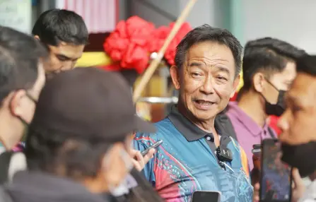  ?? — Photo by Chimon Upon. ?? Abdul Karim talks to reporters after the flag-off of the Teacher’s Day Expedition.