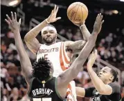  ?? Gary Coronado / Houston Chronicle ?? The hoop was unkind to Josh Smith. He was 1-of-10 from the field, 0-of-2 from the line. He had six assists.