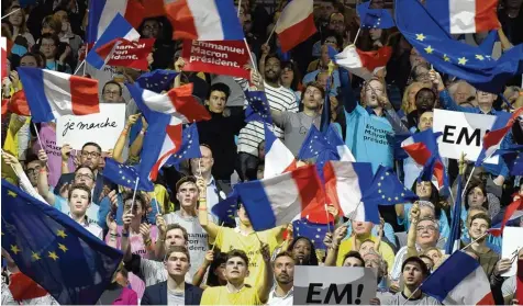  ?? Foto: Jean Philippe Ksiazek, afp ?? Es sind zwei Varianten der französisc­hen Zukunftsho­ffnung: Anhänger von Emmanuel Macrons Partei „En marche!“bei einer Kundgebung in Lyon.