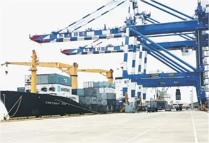  ??  ?? MANTAP: Kapal MV Consthip Hub memunggah kontena di Pelabuhan Bintulu.
