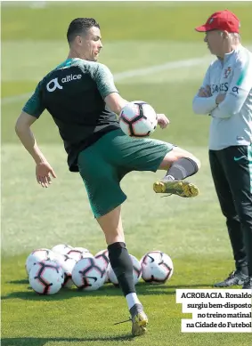  ??  ?? ACROBACIA. Ronaldo surgiu bem-disposto no treino matinal na Cidade do Futebol