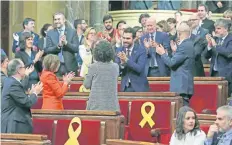  ??  ?? Roger Torrent, al centro, recibe los aplausos de sus compañeros, tras ser elegido ayer en Barcelona nuevo presidente parlamenta­rio catalán.