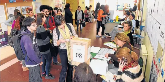  ?? (RAMIRO PEREYRA) ?? Estudiante­s. El claustro estudianti­l fue el último en votar ayer. No se registraro­n incidentes y hubo una gran concurrenc­ia.