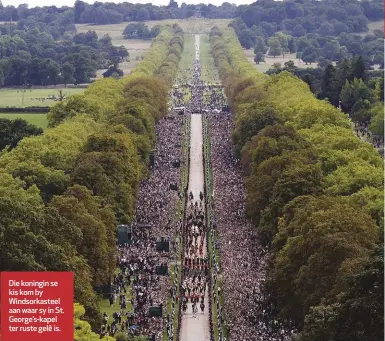  ?? ?? Die koningin se kis kom by Windsorkas­teel aan waar sy in St. George’s-kapel ter ruste gelê is.