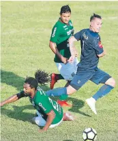  ??  ?? Erick Andino se acercó al arco, pero fue desarmado por el defensa Roy Smith.